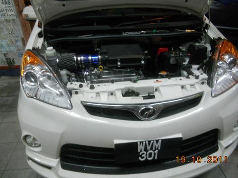 DA NE ZABORAVIM F1-Z KOMPRESUJE VAZDUH U MOTOR <br /><br />Ovaj sistem ili u slobodnom prevodu prirodna turbina je sistem koji koriste trkacki automobili, a svodi se na jednostavan princip da se usisna grana (uz posredstvo odgovarajucih filtera) izvede direktno negde na spoljni deo automobila koji je okrenut smeru kretanja i time se povecanjem brzine automobila proporcionalno povecava pritisak vazduha koji ulazi u motor. Na primer F1 bolidi imaju usis direktno iznad glave vozaca, GT automobili imaju "grbe" na haubi koje direktno ubacuju vazduh u motor automobila, a taj pritisak je direktno srazmeran brzini kretanja automobila.Tu nastupa F1-Z. <br />Osnove: <br />Najlakši nacin da dobijete više snage iz motora je da povecate kolicinu vazduha i goriva koje motor može da sagori. Jedan od nacina je da se poveca zapremina bilo povecanjem zapremine cilindara ili dodavanjem cilindara. Ako taj nacin nije moguc ili isplativ, turbo punjac je jednostavnije i kompaktnije rešenje. <br />Turbo punjaci omogucavaju motoru da sagori više goriva i vazduha tako što u postojecu zapreminu motora sabijanjem ubacuje više goriva i vazduha. Mera za sabijenost je u barima (metricki sistem) ili psi (kolonijalni sistem - funte po kvadratnom incu). <br />1bar = 14,503 psi tj. 1psi = 0.068947 bar. <br />Tipican pritisak turbina je obicno oko 6-8 psi tj. oko 0,5 bar što znaci da se u motor ubacuje 50% više vazduha (1 bar je normalan pritisak, a kada dodate 0,5 bar pritiska pomocu turba dobijate 1,5 bar tj. 50% povecanja pritiska). Za ocekivati je da ce i snaga skociti za 50%, medutim sistem nije 100% efikasan tako da su povecanja snage u okviru 30 – 40% u zavisnosti od konstrukcije.